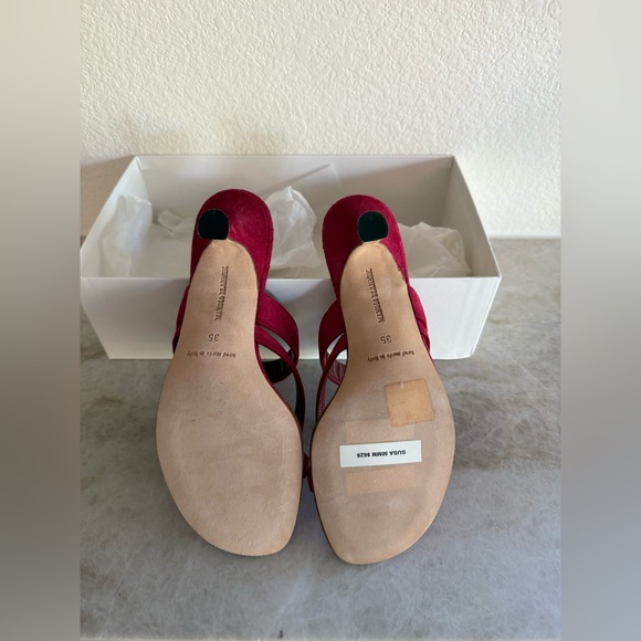 Manolo Blahnik Susa Raspberry Red Kitten Heel Suede Sandals Size 35 EU / Size 5 - Picture 9 of 13